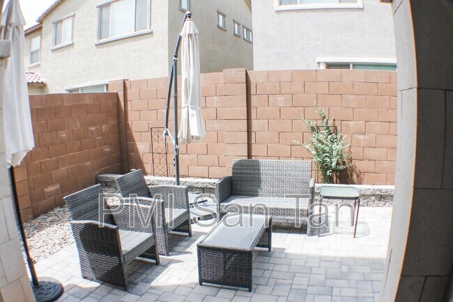 Building Photo - 4754 E Olive Ave