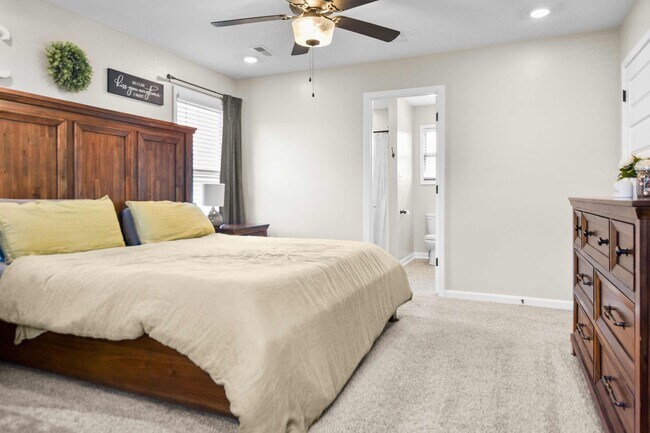 Building Photo - Pet Friendly Three Bedroom!