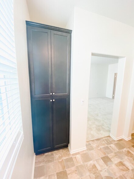 Building Photo - 30436 Town Square Dr