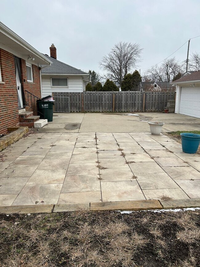 Building Photo - Brick Ranch for Rent in Mayfield HTS walking distance to Golden Gate Plaza