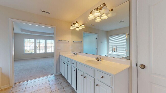 Building Photo - Beautiful 4 Bedroom Home in the vibrant city of Raleigh!