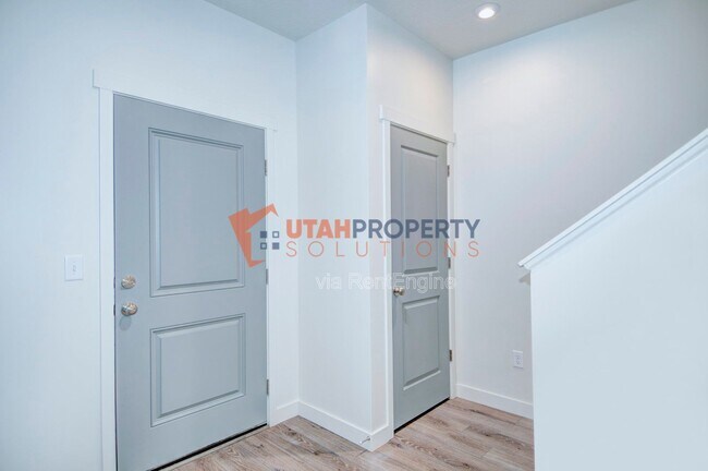 Building Photo - 425 S 960 W