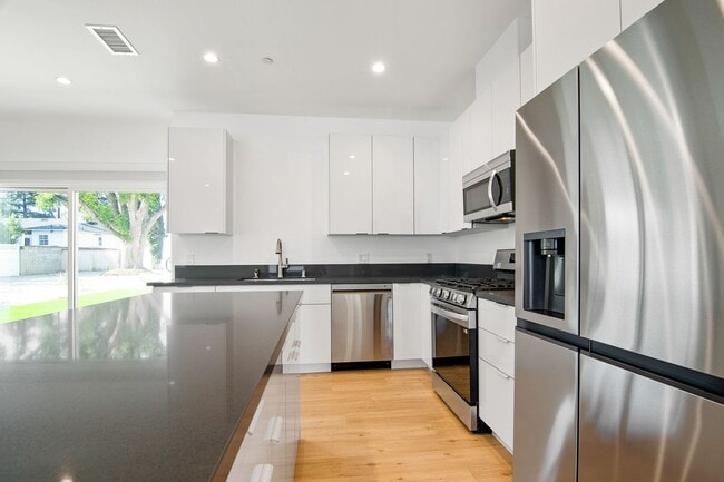 Building Photo - Modern 5 bedroom House for lease in Northr...