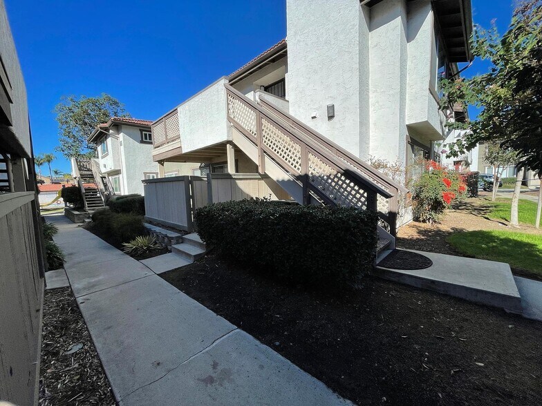 First Floor Unit w/ Patio - 9861 Caspi Gardens Dr