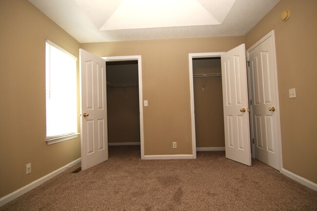 Building Photo - 323 Shoshone Pl