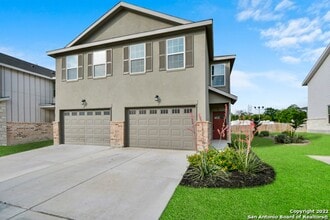 Building Photo - Stunning Duplex Located in New Braunfels, all appliances included!!