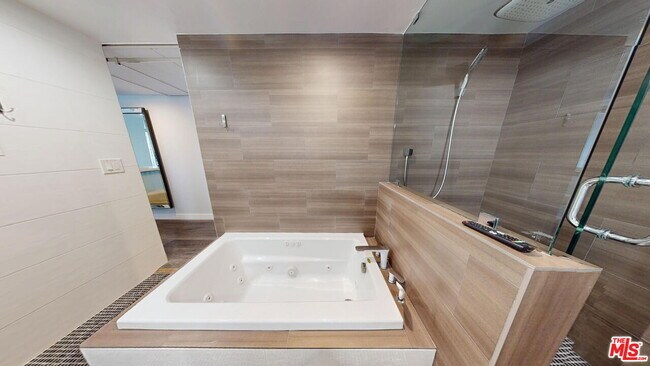 Building Photo - 2160 Century Pk E