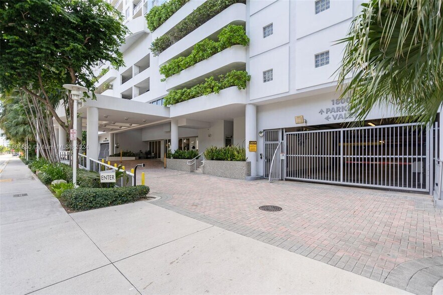 Building Photo - 1800 Sunset Harbour Dr