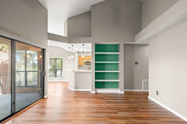 Building Photo - 4711 Spicewood Springs Rd