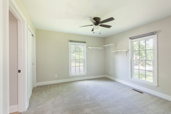 Building Photo - Updated 3bd/2ba Ranch Blocks From Downtown...