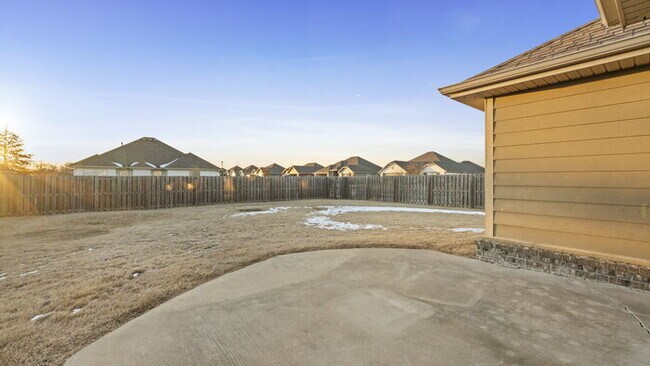 Building Photo - 3960 Deerhurst St