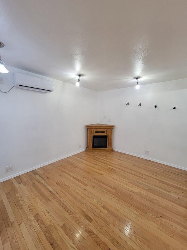 Building Photo - Charming newly updated 2 bedroom 1 bath ho...