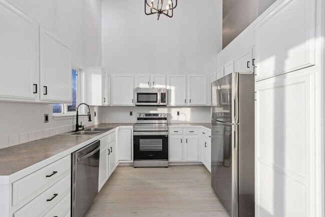 Building Photo - Beautifully Updated 2 Bed, 1.5 Bath House