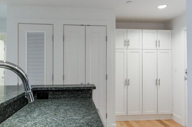 Building Photo - 1BR/1BA - Beautiful Updated Condo in Downtown Portland