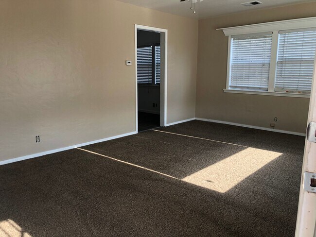 Building Photo - 801 S Bradley St