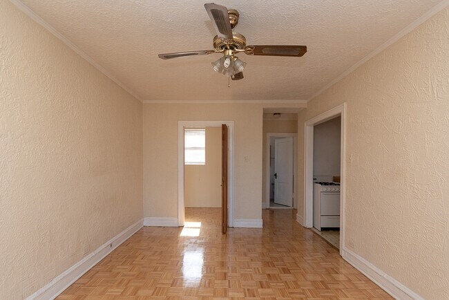Building Photo - 714 W Belmont Ave