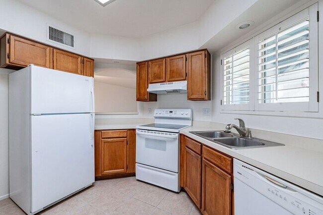 Building Photo - Move-In Ready 2-Bed Tucson Home with Natur...