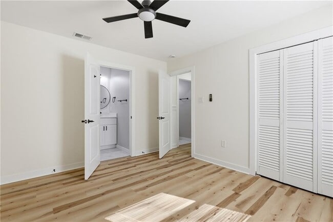 Building Photo - 19 Robin Hood Dr