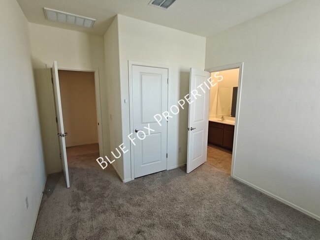 Building Photo - 5525 W Lazy Farm Dr