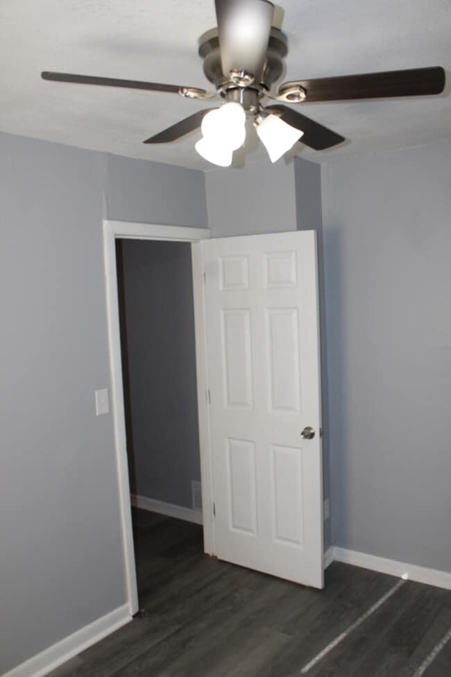 Building Photo - Cozy 3-bedroom, 1 full bath with vanity home located in Kansas City, MO.