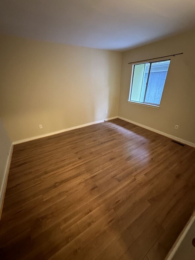 Building Photo - 2 bd 1.5 ba Townhome