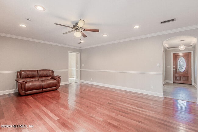 Building Photo - 1549 Montrose Ave E