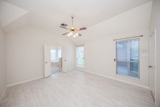 Building Photo - 703 Acacia Pl