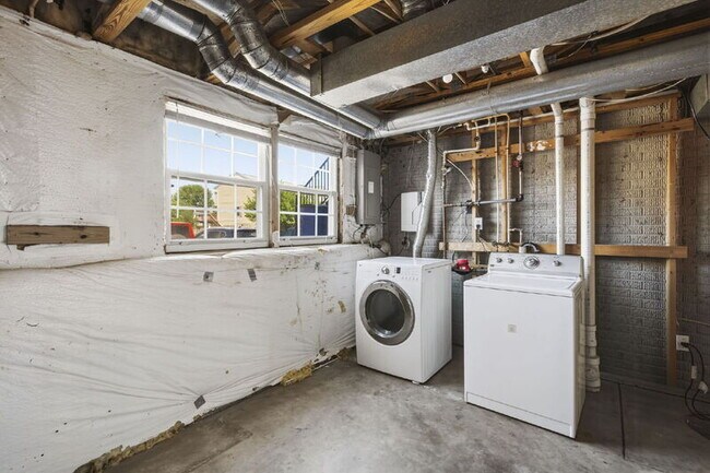 Building Photo - 927 Pirates Ct