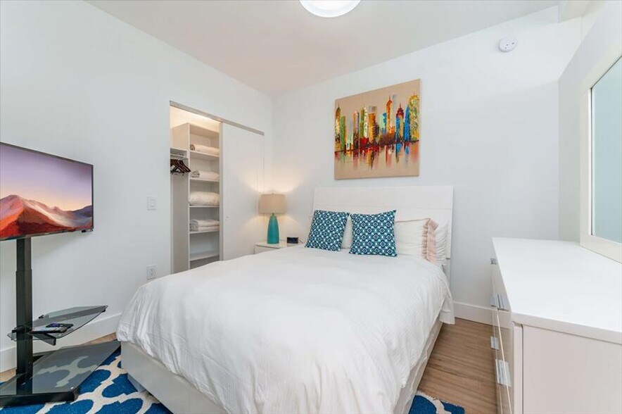 Building Photo - 460 NE 5th St