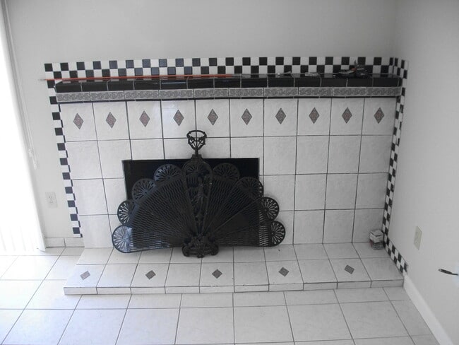 Building Photo - 4 bedroom home/ 2.5 Bath Single Family Hom...