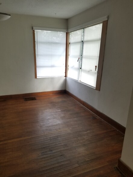 Building Photo - 300 Bowers St