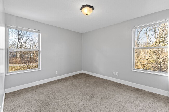 Building Photo - 3528 E Fall Creek Pkwy N Dr