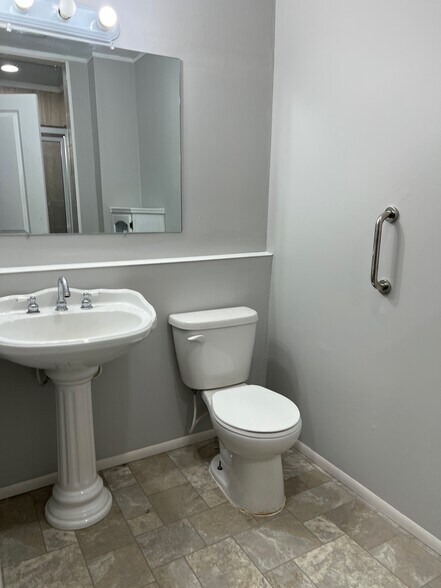 Building Photo - 1000 Chestnut St