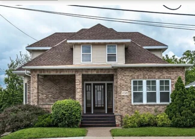 Building Photo - 1749 Clarke Dr