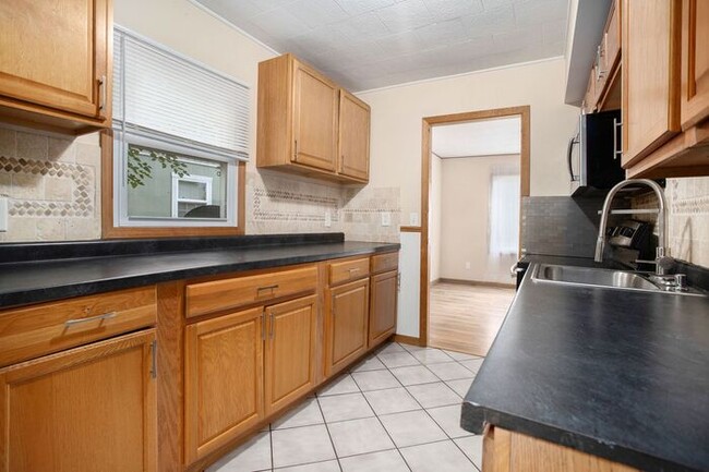 Building Photo - $1299 Remodeled 2-bed/1-bath ranch with en...