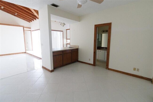 Building Photo - 8197 Royal Palm Ct
