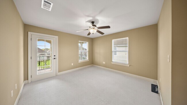 Building Photo - 3 Bedroom home with a Bonus area! Sits on ...
