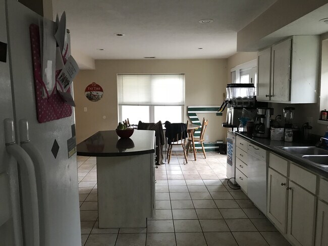 Building Photo - 908 W Mill St