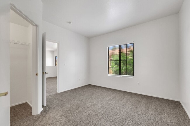Building Photo - 2 Bedroom Condo