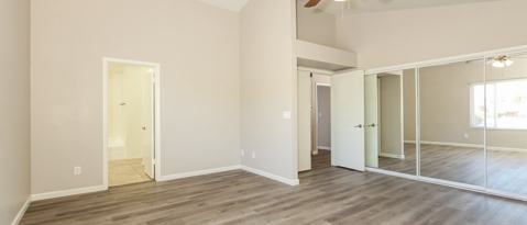 Building Photo - 4546 E Villa Theresa Dr