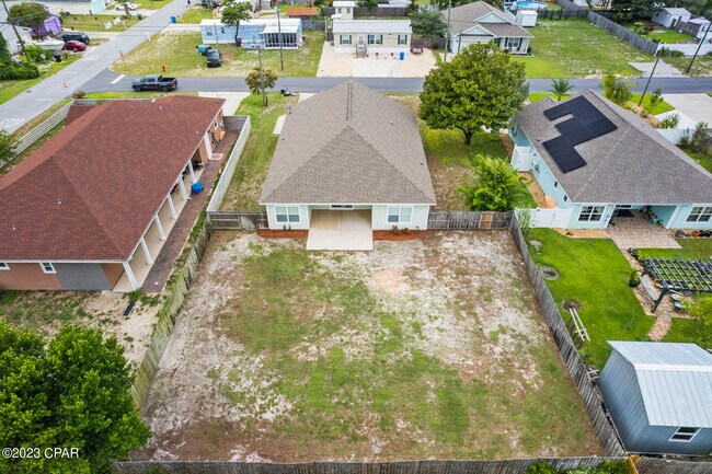 Building Photo - 305 Evergreen St