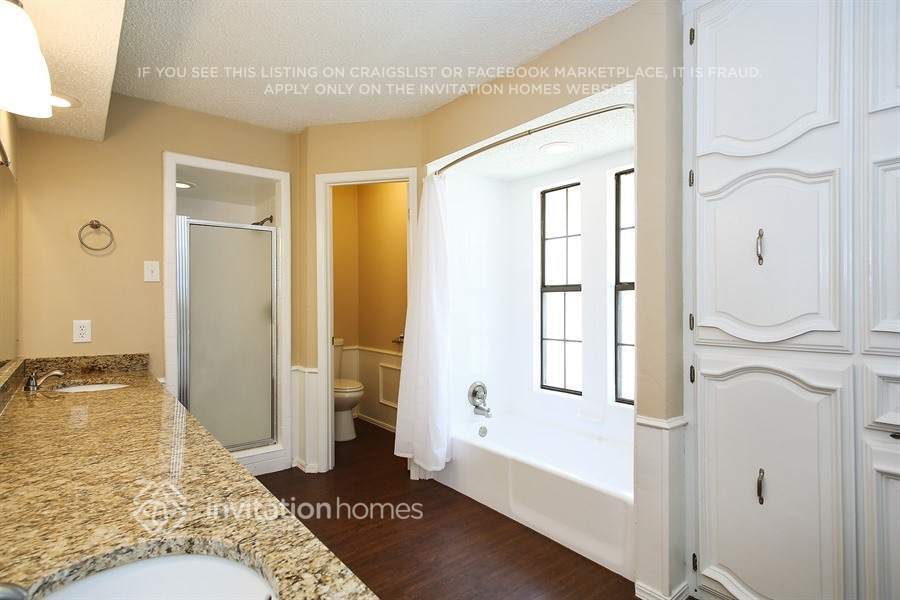 Building Photo - 1409 Carriage Ln