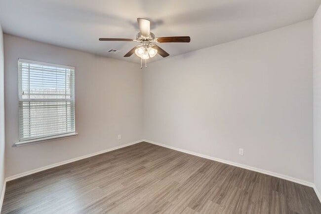 Building Photo - Cutest 3/2/2 Craftsman Style Home!