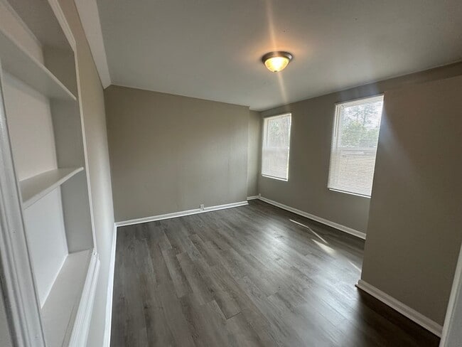 Building Photo - NEWLY RENOVATED 3 bed/2 bath with a FLEX ROOM