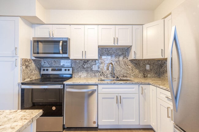 Building Photo - 114 S Lakeside Dr