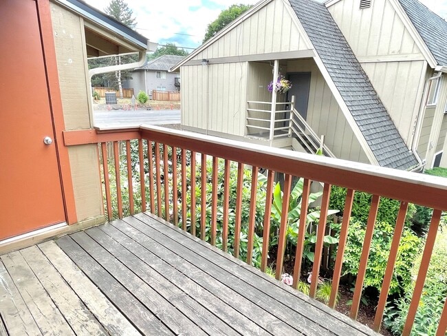 Building Photo - Newly renovated 2 bedroom condo with off-s...
