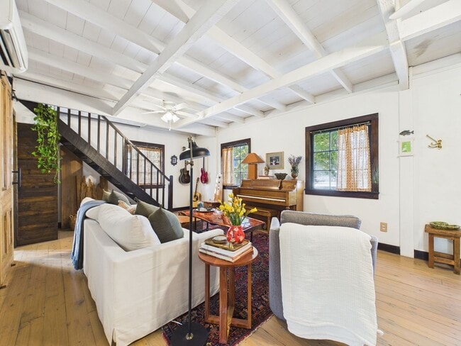 Building Photo - COMING SOON! Charming Cottage in the Center of Town