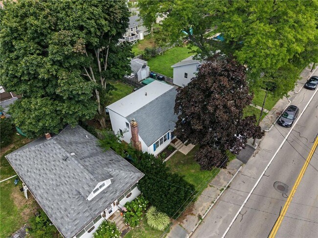 Building Photo - 1349 W Shore Rd