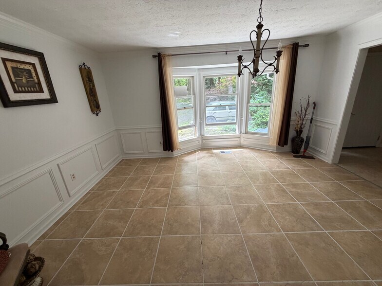 Building Photo - Room in House on Lilburn Stone Mountain Rd