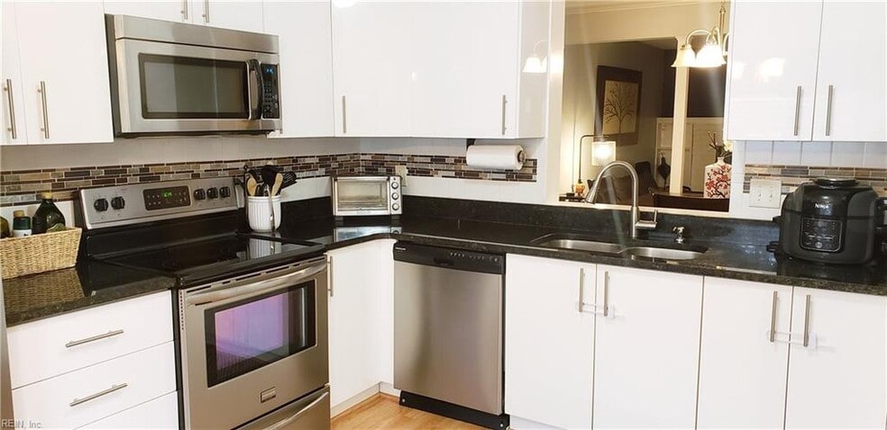 Kitchen - 4763 Greenlaw Dr